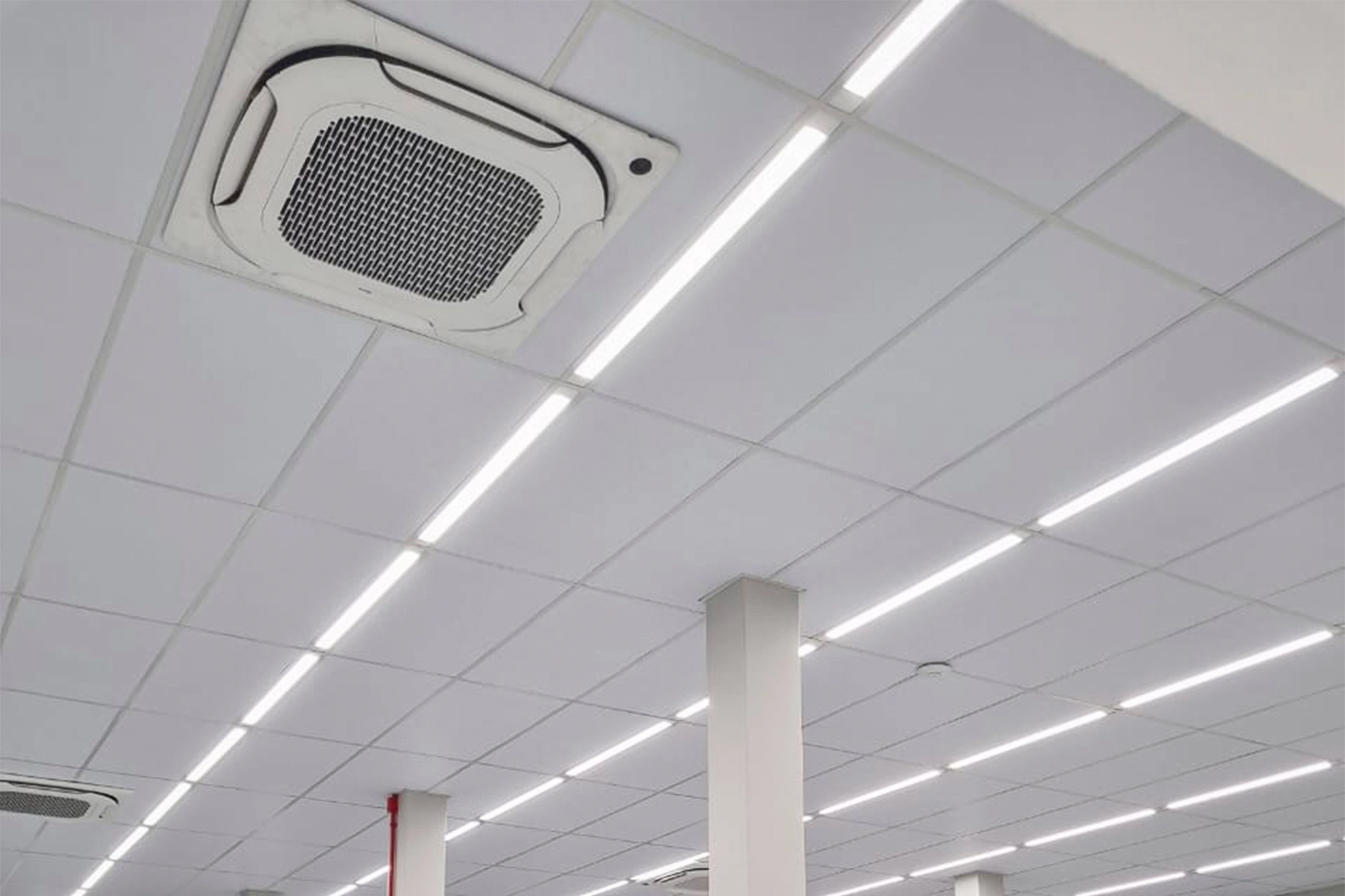 Forro Modular com iluminação LED e ar-condicionado embutido em ambiente corporativo em Blumenau.